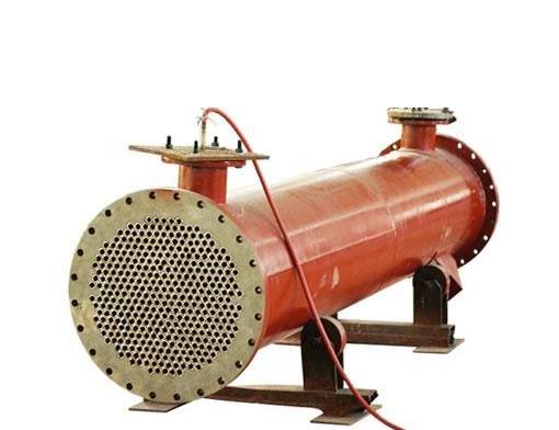 冷却水量小：板式换热器由于其流道的几何形状所致，以及二种液体都又很高的热效率，故可使冷却水用量大为降低。反过来又降低了管道，阀门和泵的安装费用