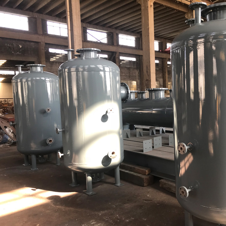 淄博市博山万通机械厂生产的压力容器一般采用板壳结合焊接而成的结构形式